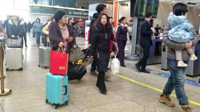 北京南站返乡群众 杜佳卉 摄 直击春运首日:铁陆空担起30亿运力