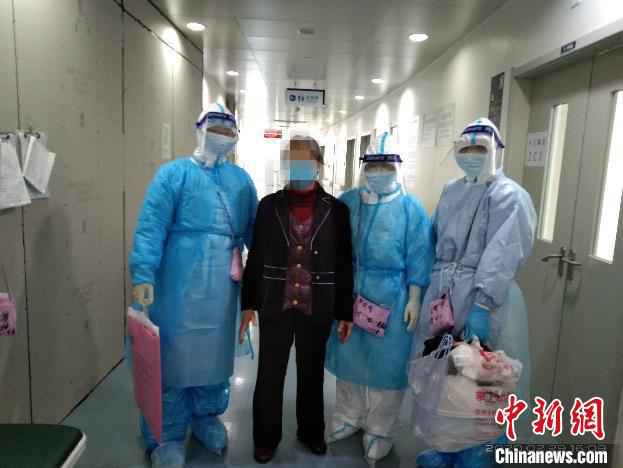 图为,病人出院时与山东大学齐鲁医院医护人员合影。山东大学齐鲁医院供图 山东支援湖北医疗队队员的“囧事”