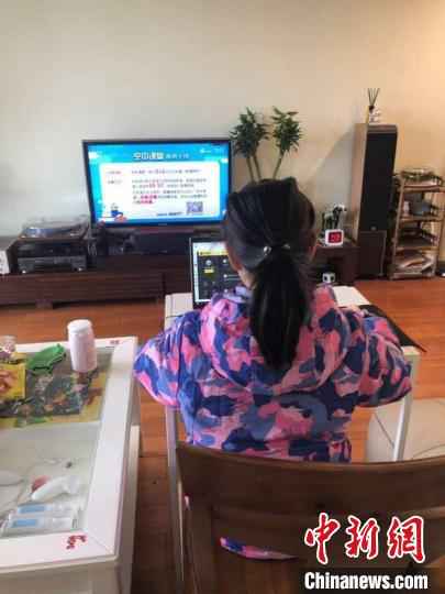 学生开始空中课堂学习。 陈静 摄 上海逾143万中小学生“空中课堂”在线学习 家长:不久一切都会习惯