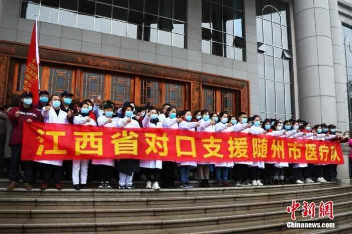 资料图:江西对口援助随州市的第二批医疗队。中新社记者 刘占昆 摄 新冠肺炎ICU病房医生:生死时刻,和患者几乎口鼻相对