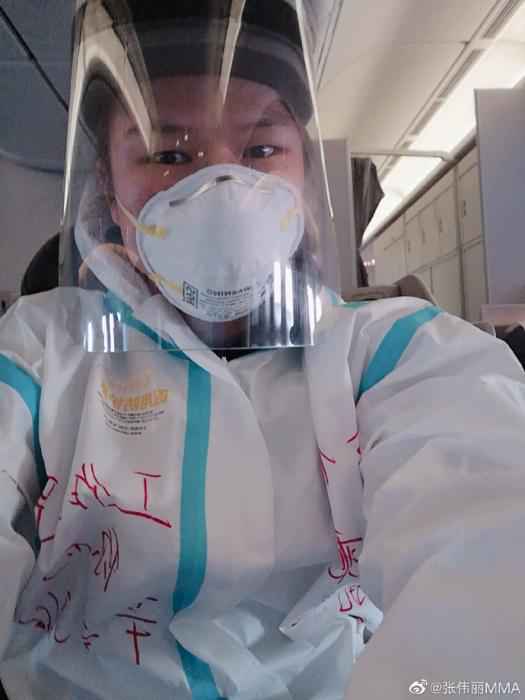张伟丽平安抵达天津。图片来源:张伟丽微博 格斗女王张伟丽平安回国 防护服上的细节很暖心