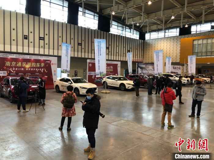 28日,“2020南京国际博览中心——金陵线上购车节暨户外汽车超市”的开幕仪式在南京举办。 朱晓颖 摄 南京会展业复工按下“启动键” 下半年为赶档期或“拼展”