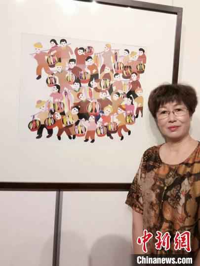 杨杏芬和她的作品。受访者提供 浙江象山农民创作力量:植根山海基因绘制家乡画卷